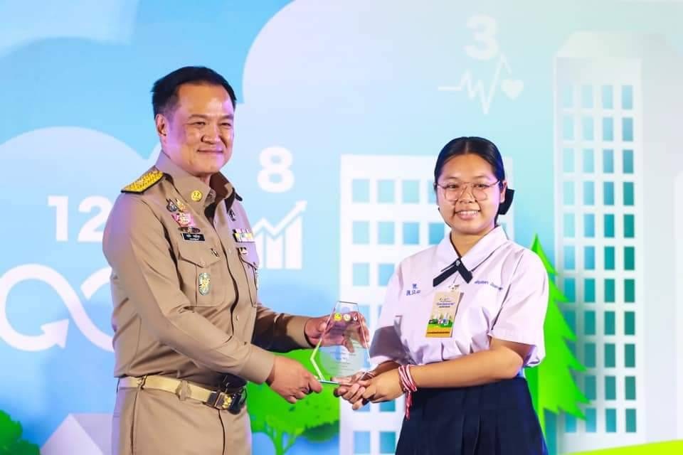ขอแสดงความยินดีกับ นางสาวเพ็ญพิชชา เงินตาสุก นักเรียนชั้นมัธยมศึกษาปีที่ 6/1