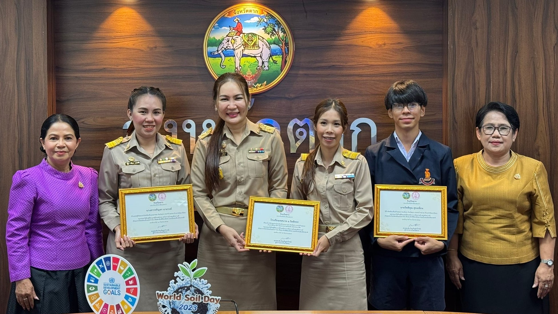 ดร.สุพจนีย พัดจาด ได้นำคณะครูและนักเรียนเข้าร่วมพิธีรับมอบเกียรติบัตรจากท่านสมชัย กิจเจริญรุ่งโรจน์ ผู้ว่าราชการจังหวัดตาก
