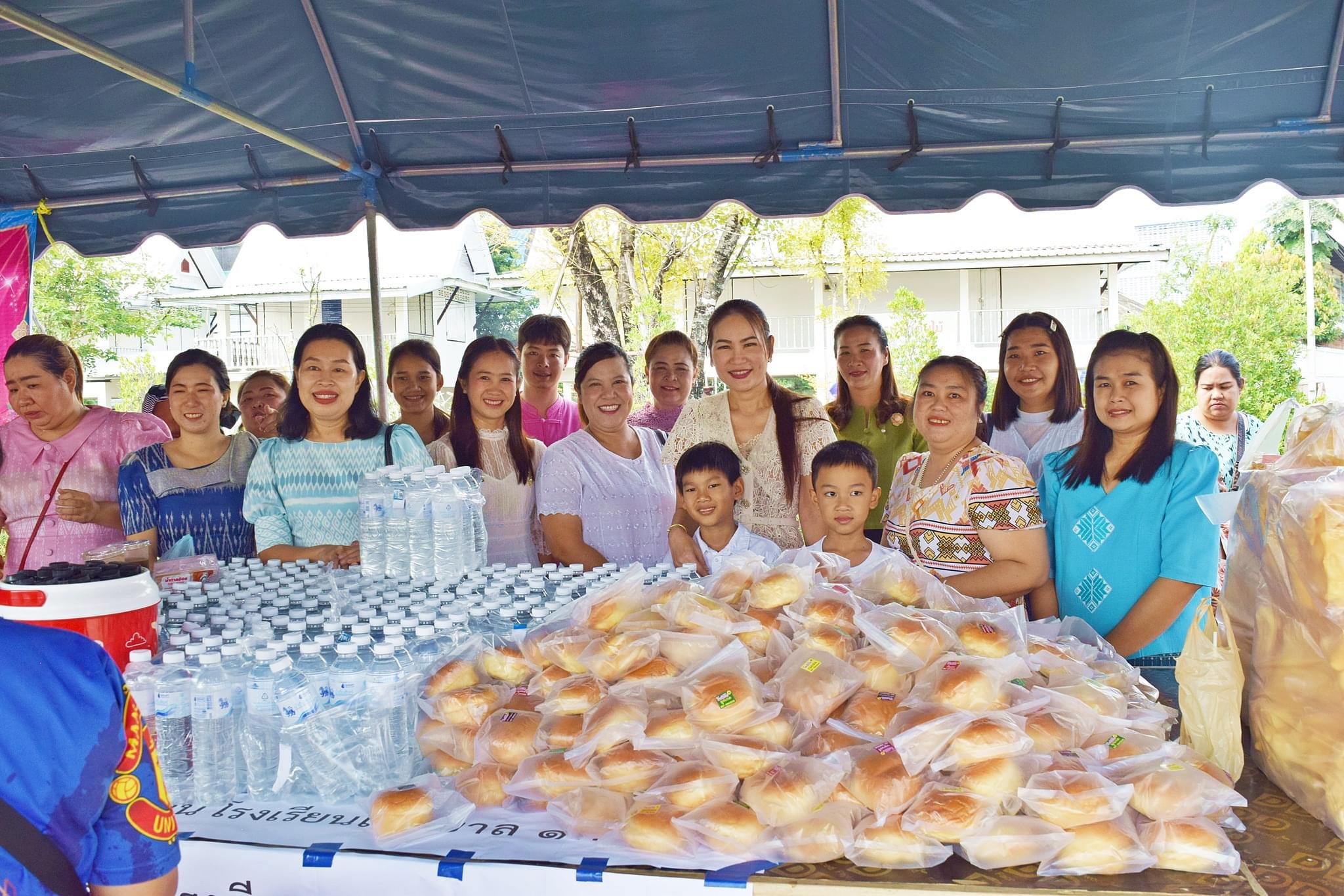 โรงเรียนเทศบาล 1 กิตติขจร ร่วมสืบสานประเพณีไทย จัดตั้งโรงทานในงานกฐินสามัคคี ณ วัดไผ่ล้อม