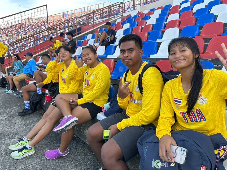 โรงเรียนเทศบาล 1 กิตติขจร ขอแสดงความยินดีแก่ นางสาวกชกร หามาจ้ำ นักเรียนของโรงเรียนที่ได้รับ รางวัลเหรียญทอง ในการแข่งขันกีฬากรีฑาประเภท ขว้างค้อนหญิง รุ่นเยาวชน