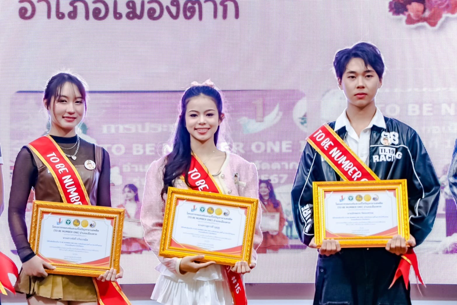 โรงเรียนเทศบาล 1 กิตติขจร ขอแสดงความยินดีกับความสำเร็จของนางสาวสุภาวดี บุญชู และขอเชิญชวนทุกคนร่วมส่งกำลังใจให้เธอในการแข่งขันระดับจังหวัด