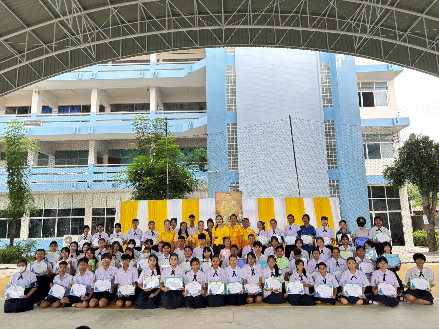 ดร.สุพจนีย พัดจาด ผู้อำนวยการโรงเรียนเทศบาล ๑ กิตติขจร พร้อมด้วยคณะผู้บริหาร และหัวหน้าครูทุกกลุ่มสาระการเรียนรู้ ร่วมมอบเกียรติบัตรให้แก่ "นักเรียนคนเก่ง" ที่ได้รับรางวัลและเข้าร่วมกิจกรรมเนื่องในวันภาษาไทย จัดโดยกลุ่มสาระการเรียนรู้ภาษาไทย