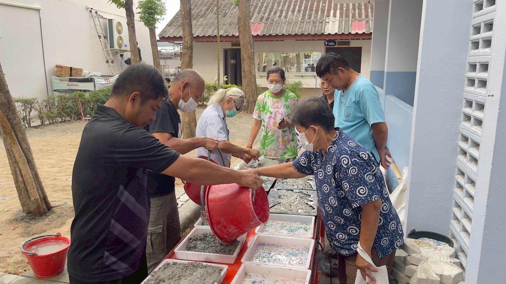 โรงเรียนเทศบาล ๑ กิตติขจร เป็นวิทยากรอบรมการจัดทำทางเดินรักษ์โลกแก่คณะศรัทธาวัดดอนแก้ว