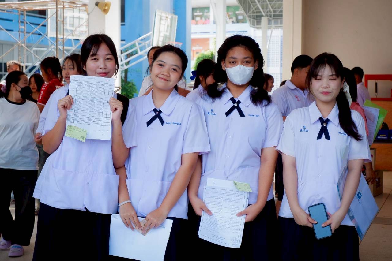 โรงเรียนเทศบาล ๑ กิตติขจร ดำเนินการมอบตัวนักเรียนใหม่ ม.1 และ ม.4