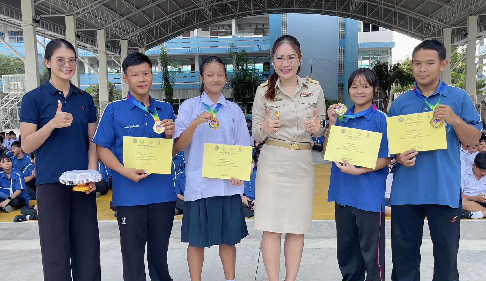 ดร.สุพจนีย์ พัดจาด ผู้อำนวยการโรงเรียนเทศบาล ๑ กิตติขจร มอบเกียรติบัตรเพื่อเชิดชูเกียรติและแสดงความยินดีแก่ตัวแทนนักเรียนผู้สร้างชื่อเสียงและความภาคภูมิใจให้กับโรงเรียน จากการเข้าร่วมการแข่งขันกีฬามวยชิงชนะเลิศแห่งจังหวัดตาก ประจำปี