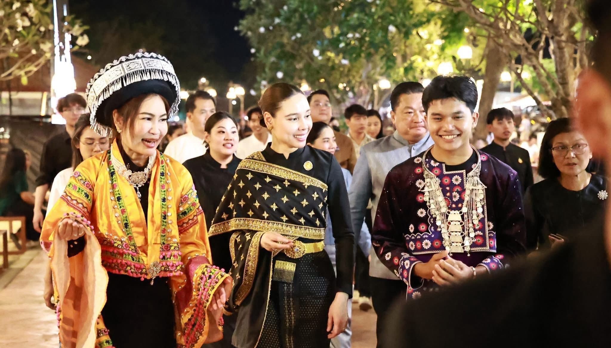 รมว.วัฒนธรรม ชื่นชมภูมิปัญญา “กระทงสาย” โรงเรียนเทศบาล ๑ กิตติขจร ในงานอยุธยานาวา ณ วัดไชยวัฒนาราม